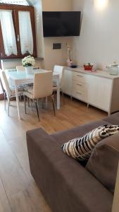 sala de estar y cocina con sofá y mesa en Casa Clorinda, en Arezzo