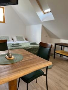 Habitación con mesa, sillas y cama en Slovenian House Vida, en Bled