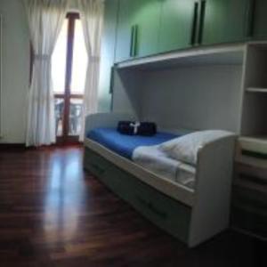 een slaapkamer met een bed met een blauwe matras bij Casa Mare Parco in Montesilvano
