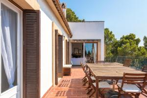 eine Terrasse mit einem Holztisch und Stühlen in der Unterkunft Big Villa Can Pedro in Palma de Mallorca in Palma de Mallorca