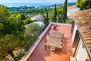 eine Terrasse mit einem Tisch und Stühlen auf dem Balkon in der Unterkunft Big Villa Can Pedro in Palma de Mallorca in Palma de Mallorca