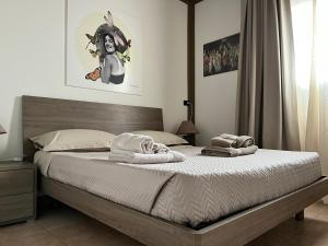 een slaapkamer met een bed met handdoeken erop bij Terre Saracene Suites in Bitonto