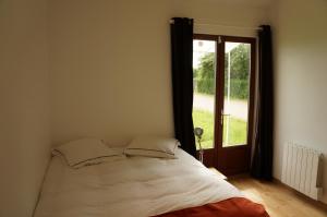 un letto in una stanza con una finestra di Maison Le Corbusier a Doncourt-lès-Conflans