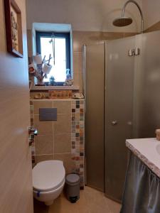 ein Bad mit einem WC und einem Fenster in der Unterkunft צמח בר in Midreshet Ben Gurion