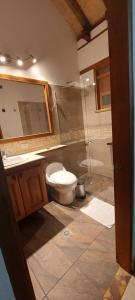 uma casa de banho com um WC, um lavatório e um chuveiro em Casa Campestre Flores Amarillas em Villa de Leyva