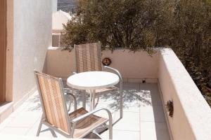 - Balcón con mesa y sillas en XARAKI Traditional Houses en Chora Folegandros