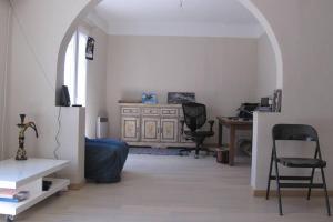 a living room with a couch and a desk at Maison de ville lumineuse avec jardin in Gardanne