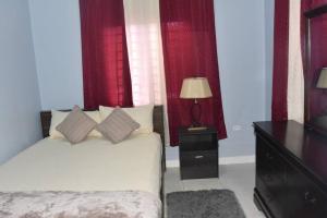 מיטה או מיטות בחדר ב-Cozy and Secure Jacaranda Home