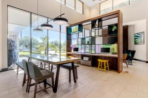 a dining room with a table and chairs at Holiday Inn Orlando International Dr-ICON by IHG in Orlando