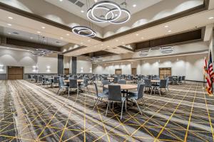 a large banquet hall with tables and chairs at Holiday Inn Orlando International Dr-ICON by IHG in Orlando +114 photos