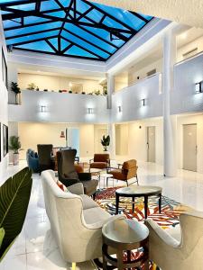 eine Lobby mit Sofas und Tischen und einer blauen Decke in der Unterkunft Hotel Aluxor SFO, Sapphire Boutique Collection in San Bruno