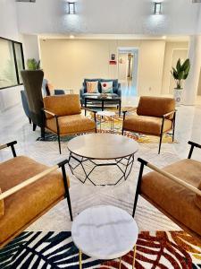 um átrio com sofás e mesas numa sala de espera em Hotel Aluxor SFO, Sapphire Boutique Collection em San Bruno