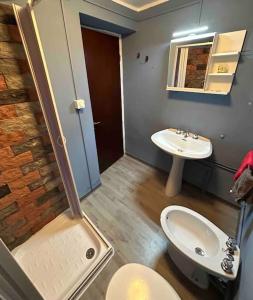 ein Bad mit einem WC und einem Waschbecken in der Unterkunft Lime House in Lauria Inferiore