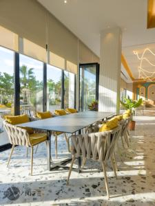 - une salle à manger avec une table et des chaises dans l'établissement Merar Hotel, à Golem