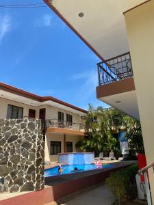 uma casa com piscina ao lado de um edifício em Nacazcol - Playas del Coco em Coco