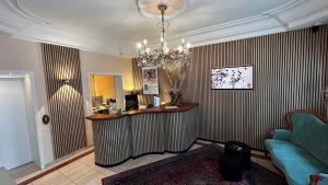 - un hall d'accueil avec une réception et un lustre dans l'établissement Boutique Hotel am Rathaus - Reblaus, à Ulm