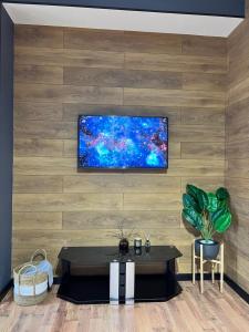 un soggiorno con una TV a parete di Квартира в Грин Плазе ad Aqtau