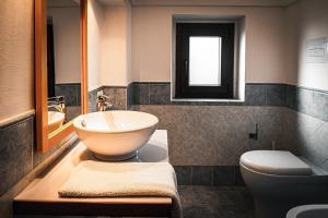 パンテレリアにあるDammusi Ulivetoのバスルーム(洗面台、トイレ付)