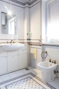 ein weißes Bad mit einem Waschbecken und einem WC in der Unterkunft Sorrento Living in Sorrent