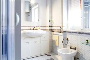 ein weißes Badezimmer mit 2 Waschbecken und einem WC in der Unterkunft Sorrento Living in Sorrent