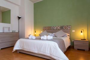 - une chambre avec un grand lit et des serviettes dans l'établissement Sorrento Living, à Sorrente