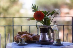 a table with a blender and a basket of pastries at Sorrento Living in Sorrento +19 photos