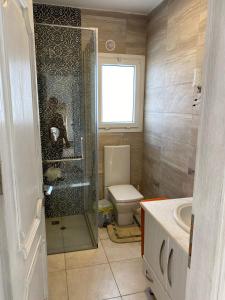 a bathroom with a toilet and a shower and a sink at 4 bedroom twin house in Mountain View Ras El Hekma near the North Coast in Sīdī ‘Abd ar Raḩmān