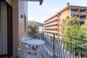 uma varanda com uma mesa e cadeiras e um edifício em Sorrento Living em Sorrento
