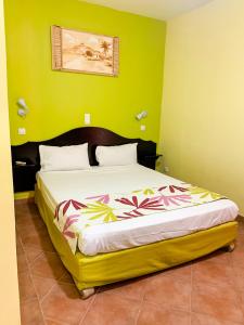 Rúm í herbergi á Hôtel Bambou & Spa