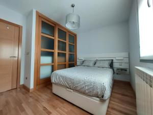 a bedroom with a bed and a wooden cabinet at Adosado en Cirueña con Chimenea in Cirueña