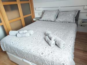 a bedroom with a bed with towels on it at Adosado en Cirueña con Chimenea y barbacoa in Cirueña
