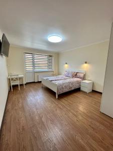 Ένα ή περισσότερα κρεβάτια σε δωμάτιο στο Swan City Family Apartment