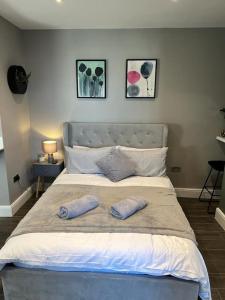 1 dormitorio con 1 cama grande y 2 almohadas en Peaceful & Stylish Brighton Studio Apartment, en Brighton & Hove