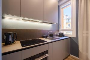Virtuvė arba virtuvėlė apgyvendinimo įstaigoje Blue Suite by Studio Vita