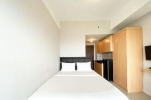 Postel nebo postele na pokoji v ubytování Apartemen Transpark Juanda Bekasi by Cheapinn