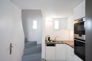 Kuchyň nebo kuchyňský kout v ubytování Blue, White and Grey Suites