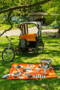 un picnic en la hierba con un carro con comida. en The Mark New York, en Nueva York