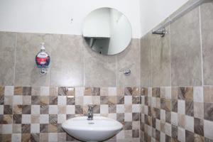 uma casa de banho com um lavatório e um espelho em RIO Colors - Hospedaje em Barrancabermeja