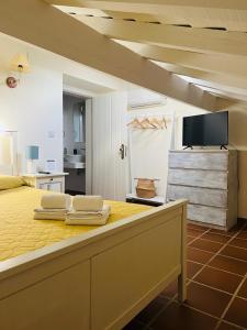 クーバにあるCuba Realのベッドルーム1室(大きな黄色のベッド1台、薄型テレビ付)