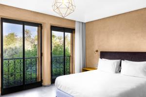 una camera con letto e balcone di Villa de luxe Sahara a Marrakech