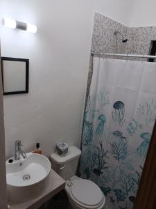 een badkamer met een douche, een toilet en een wastafel bij Casa Tauch in Cancun