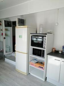uma cozinha com 2 frigoríficos e um micro-ondas em SOUS LE SOLEIL DE PROVENCE em Le Castellet