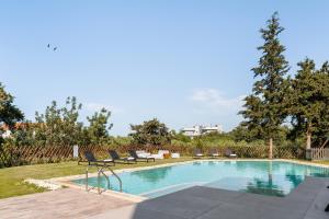 Bazén v ubytování FREE Breakfast, Villa Dreamcatcher with Outdoor and Indoor Pool, Hot Tub, Playroom and Home Cinema nebo v jeho okolí