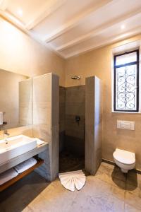 bagno con doccia, lavandino e servizi igienici di Villa de luxe Sahara a Marrakech