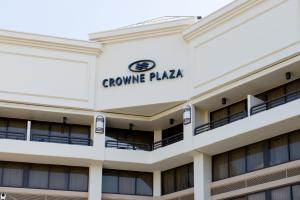 een uitzicht op het Greenwave Plaza-gebouw bij Crowne Plaza Executive Center Baton Rouge, an IHG Hotel in Baton Rouge