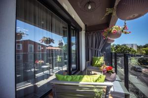 a balcony with a view of a city at Studio Vladut in Saturn