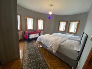 una camera da letto con un letto con una borsa rossa sopra di Çiftlik ad Arsin