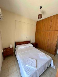 1 dormitorio con 1 cama grande y 2 mesitas de noche en Κυδωνιά Μάνη, en Vathí