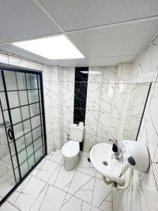 uma casa de banho branca com um WC e um lavatório em Karhal Hotel em Edirne