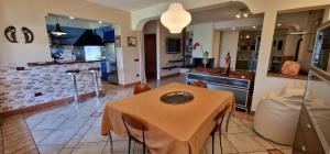 cocina y sala de estar con mesa y sillas en Villa Monica Terni - uso esclusivo en Terni